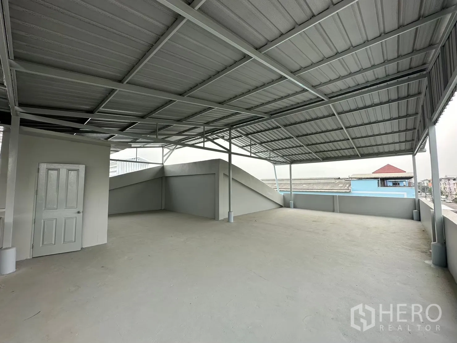 Factory for rent in Bang Bua Thong, Nonthaburi - Covered rooftop terrace with a metal roof and open space.