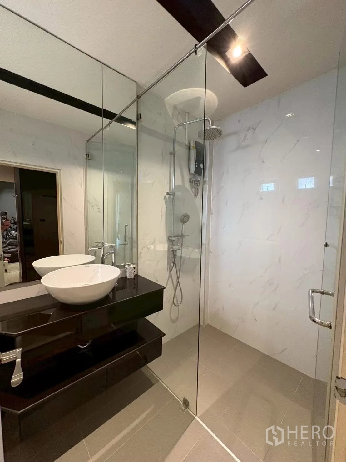 ทาวน์เฮาส์ for rent in Pathum Wan, Bangkok - ห้องน้ำสมัยใหม่พร้อมตู้กระจกกั้นอาบน้ำ เรนชาวเวอร์ และอ่างล้างหน้าแบบวางบนเคาน์เตอร์.