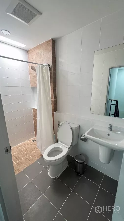 Townhouse for rent in Bang Phli, Samut Prakan - Clean bathroom with walk-in shower, toilet and white tiles.