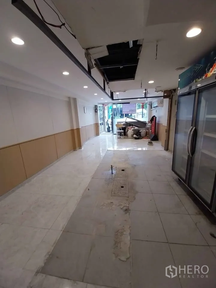 อาคารพาณิชย์ ให้เช่าหรือขายในWatthana, Bangkok - มุมมองไปทางหน้าร้าน เห็นงานฝ้าและรางระบายน้ำ เหมาะทำครัว