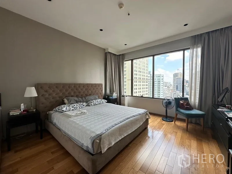 公寓 出售在Khlong Toei, Bangkok - 主卧木地板，宽窗框出城市景观