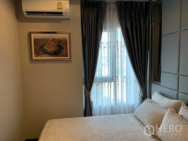 คอนโด ขายในWatthana, Bangkok - ห้องนอนสว่างพร้อมแอร์แขวนผนัง ผ้าม่านโปร่งและทึบ และภาพแขวนผนัง.