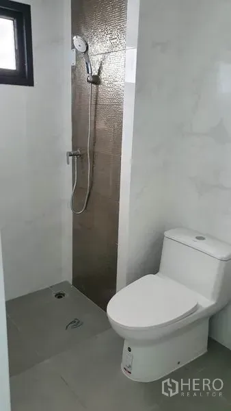 带办公室的家 出租在Suan Luang, Bangkok - 现代卫浴，淋浴区与坐便器，大理石纹墙砖。
