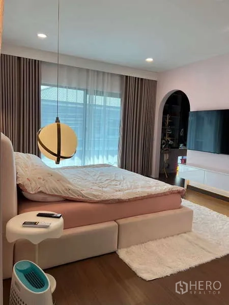 独立式住宅 出租在Bang Phli, Samut Prakan - 粉色主题卧室，吊灯与落地窗帘