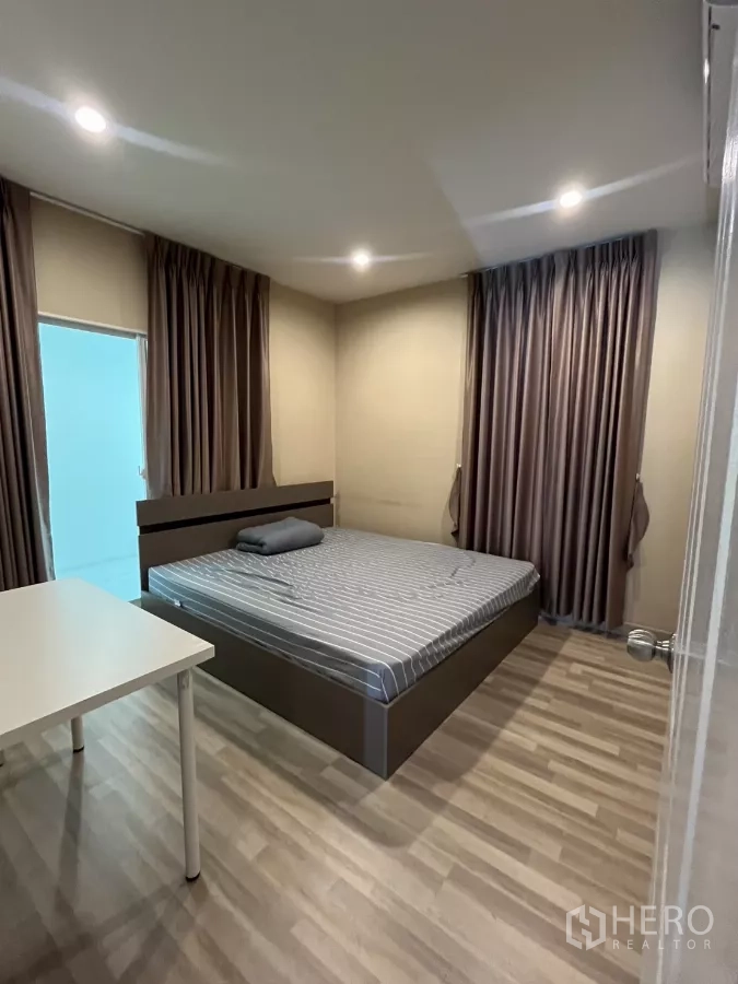 独立式住宅 出租在Suan Luang, Bangkok - 温馨卧室，配置双人床、书桌与全遮光窗帘