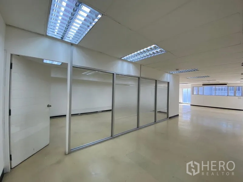 办公空间 出租在Watthana, Bangkok - 玻璃隔断将开放办公区分成多间办公室。