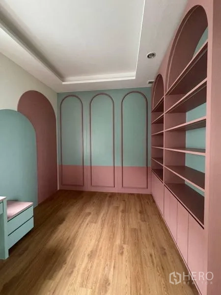บ้าน ให้เช่า - ห้องทำงานโทนพาสเทล ผนังซุ้มโค้งและชั้นวางแบบเปิด