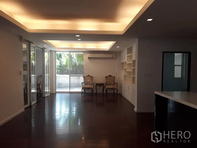 独立式住宅 出租在Watthana, Bangkok - 开放式起居空间，灯槽天花，推拉门通往露台，带内置柜