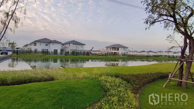 独立式住宅 出租在Prawet, Bangkok - 社区中央湖景，绿化草坪与周边住宅。