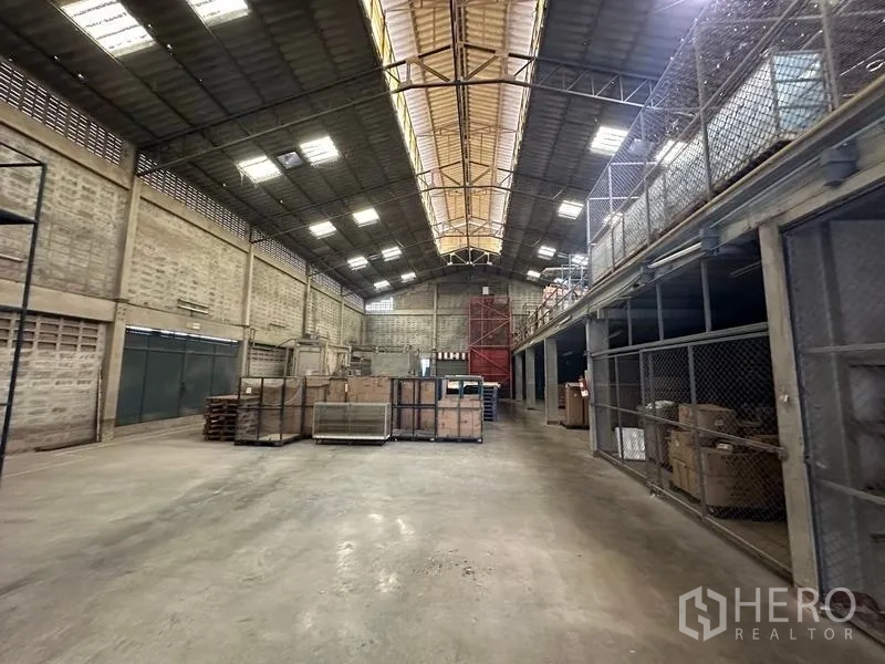 工厂 出租在Lam Luk Ka, Pathum Thani - 开阔储存区，脊顶天窗与货箱