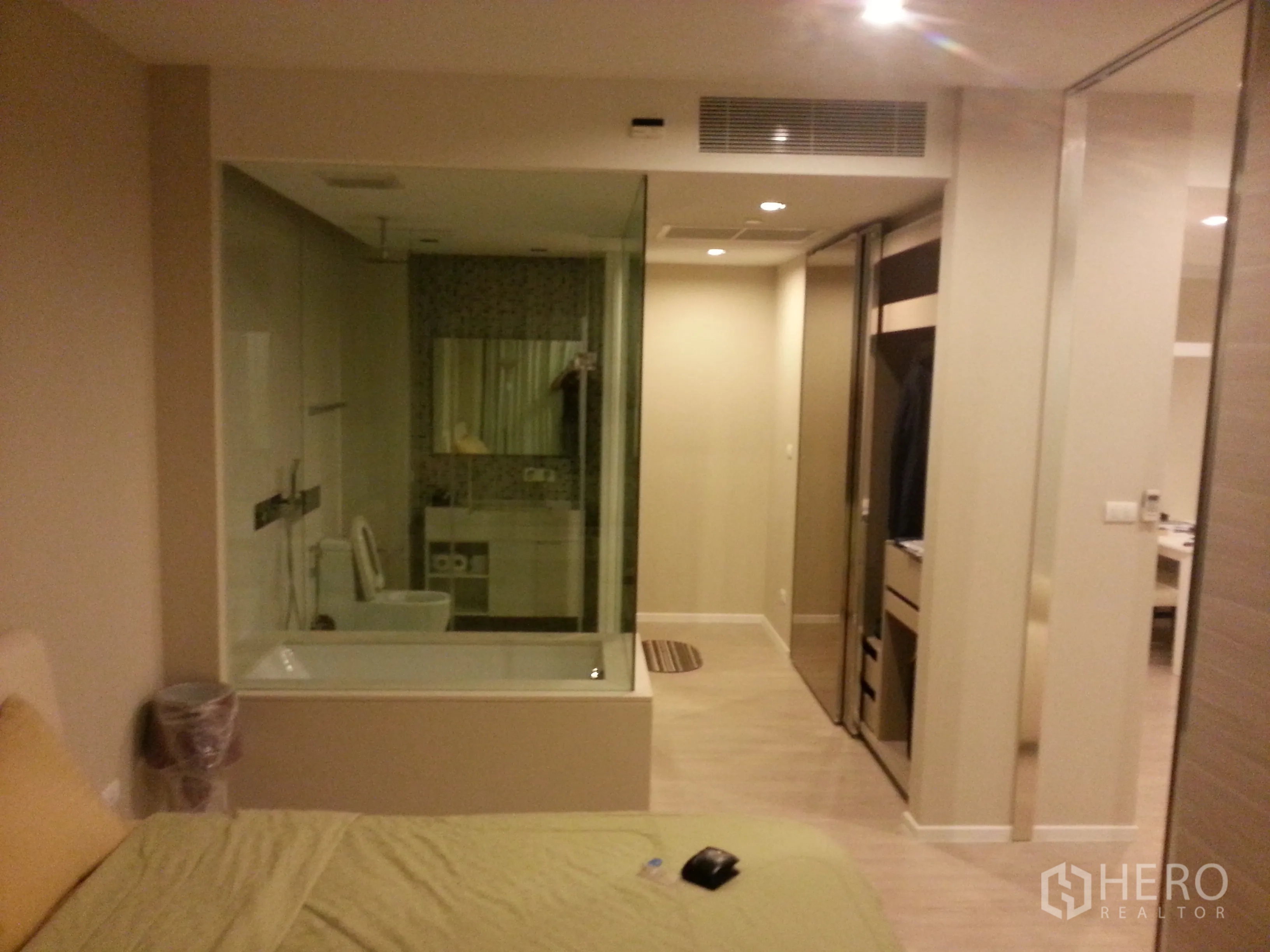 คอนโด ให้เช่าหรือขายในWatthana, Bangkok - ห้องนอนพร้อมห้องน้ำผนังกระจก อ่างอาบน้ำ และตู้เสื้อผ้าบิลท์อิน ที่ The Room สุขุมวิท 21