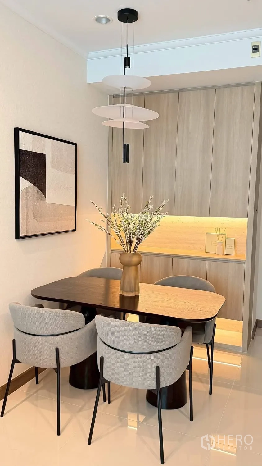 公寓 for rent in Watthana, Bangkok - 餐区设四把软包餐椅与设计感吊灯。
