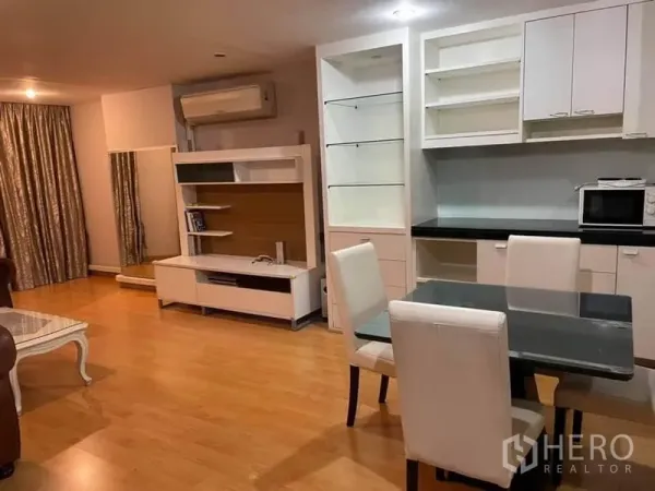 公寓 出租或出售在Watthana, Bangkok - 餐区毗邻内置电视柜与展示架，长窗帘铺设木地板。