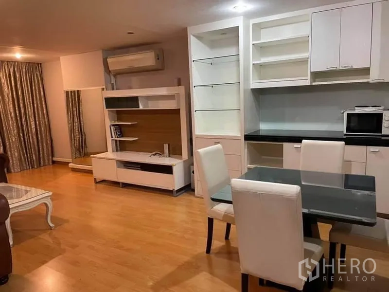 公寓 出租或出售在Watthana, Bangkok - 餐区毗邻内置电视柜与展示架，长窗帘铺设木地板。