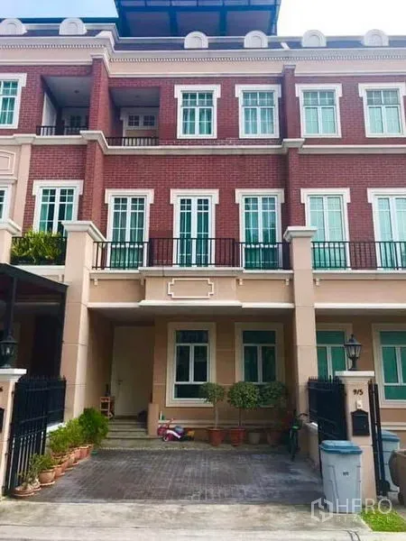 ทาวน์เฮาส์ ให้เช่าหรือขายในBangkok - ทาวน์เฮ้าส์ 3 ชั้น ย่านวัฒนา กรุงเทพฯ หน้าก่ออิฐระเบียงและที่จอดรถมีประตูรั้ว
