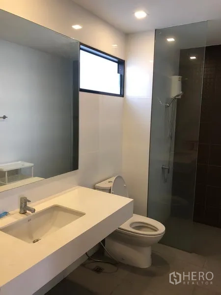 ทาวน์เฮาส์ ให้เช่าหรือขายในSaphan Sung, Bangkok - ห้องน้ำสมัยใหม่ อ่างล้างหน้าใหญ่ กระจกบานกว้าง โถสุขภัณฑ์ และตู้กระจกอาบน้ำ