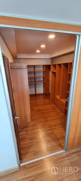 带办公室的家 出租 - 步入式衣帽间入口，木质收纳系统