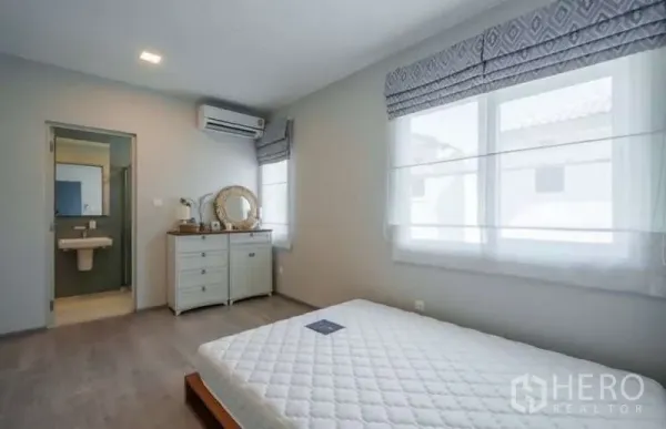 独立式住宅 出租在Prawet, Bangkok - 次卧带套卫，空调与配罗马帘的双窗。
