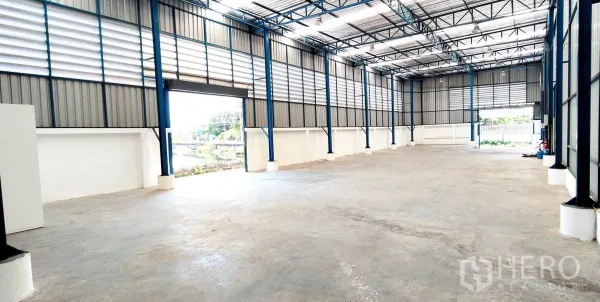 仓库 for rent in Bang Phli, Samut Prakan - 仓库内部钢结构，高屋顶与混凝土地面的大开间空间。