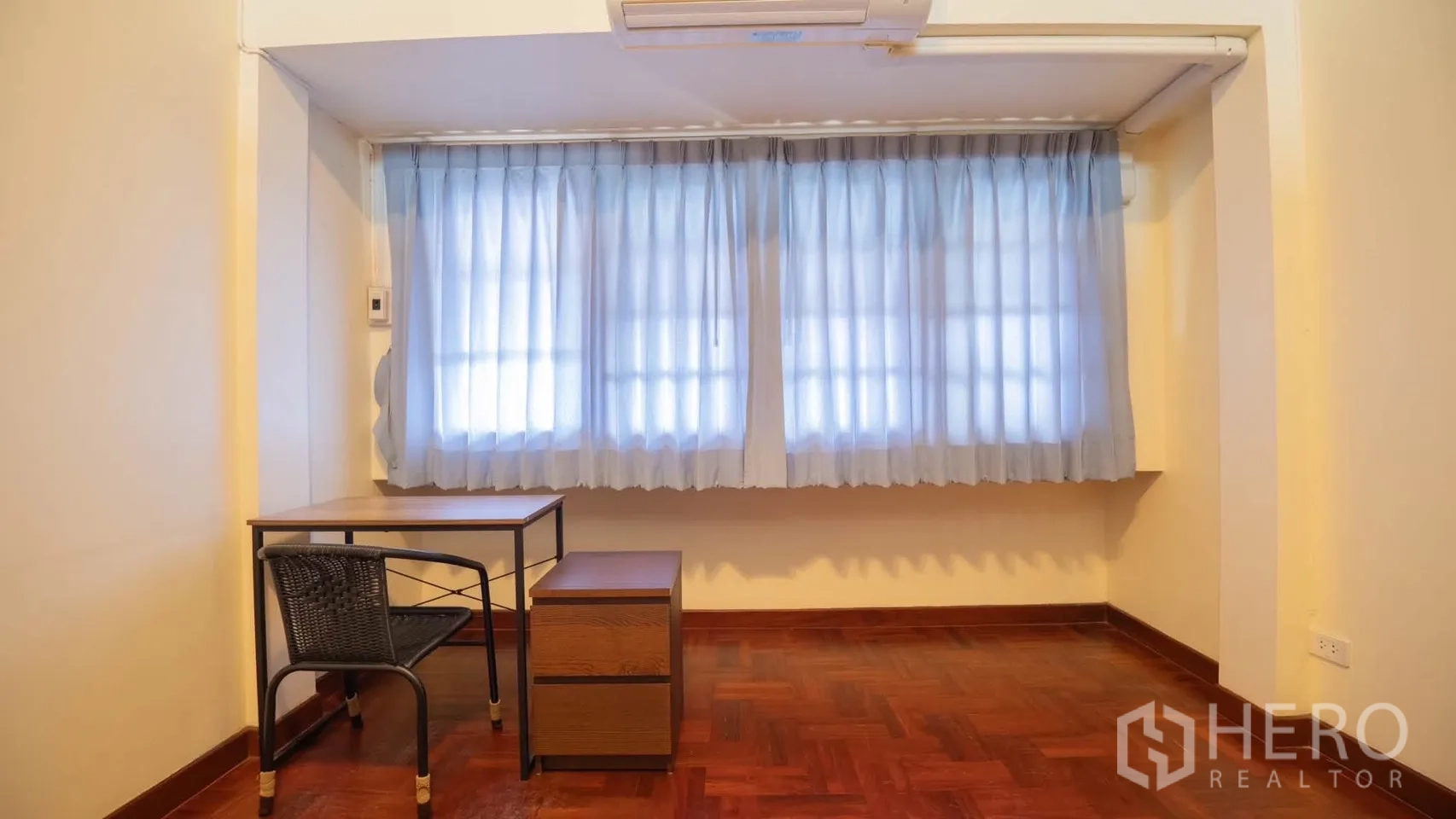 ทาวน์เฮาส์ for rent in Watthana, Bangkok - มุมทำงานสว่างพร้อมโต๊ะ เก้าอี้ แอร์ และผ้าม่านบนพื้นปาเกต์