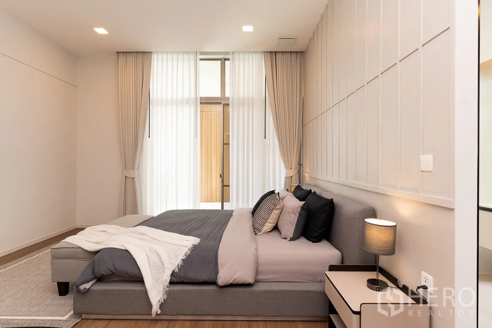 บ้าน ให้เช่าในSaphan Sung, Bangkok - ห้องนอนมาสเตอร์บรรยากาศสงบ ผ้าม่านสูงและผนังตกแต่ง