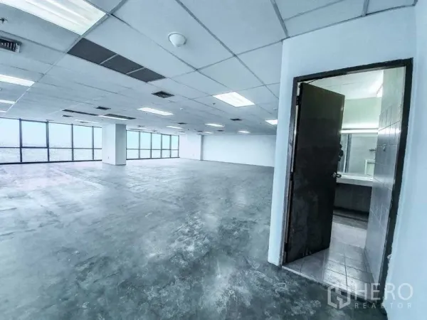 办公空间 出租在Din Daeng, Bangkok - 未配家具的办公内景，水泥找平地面，直通专属洗手间。