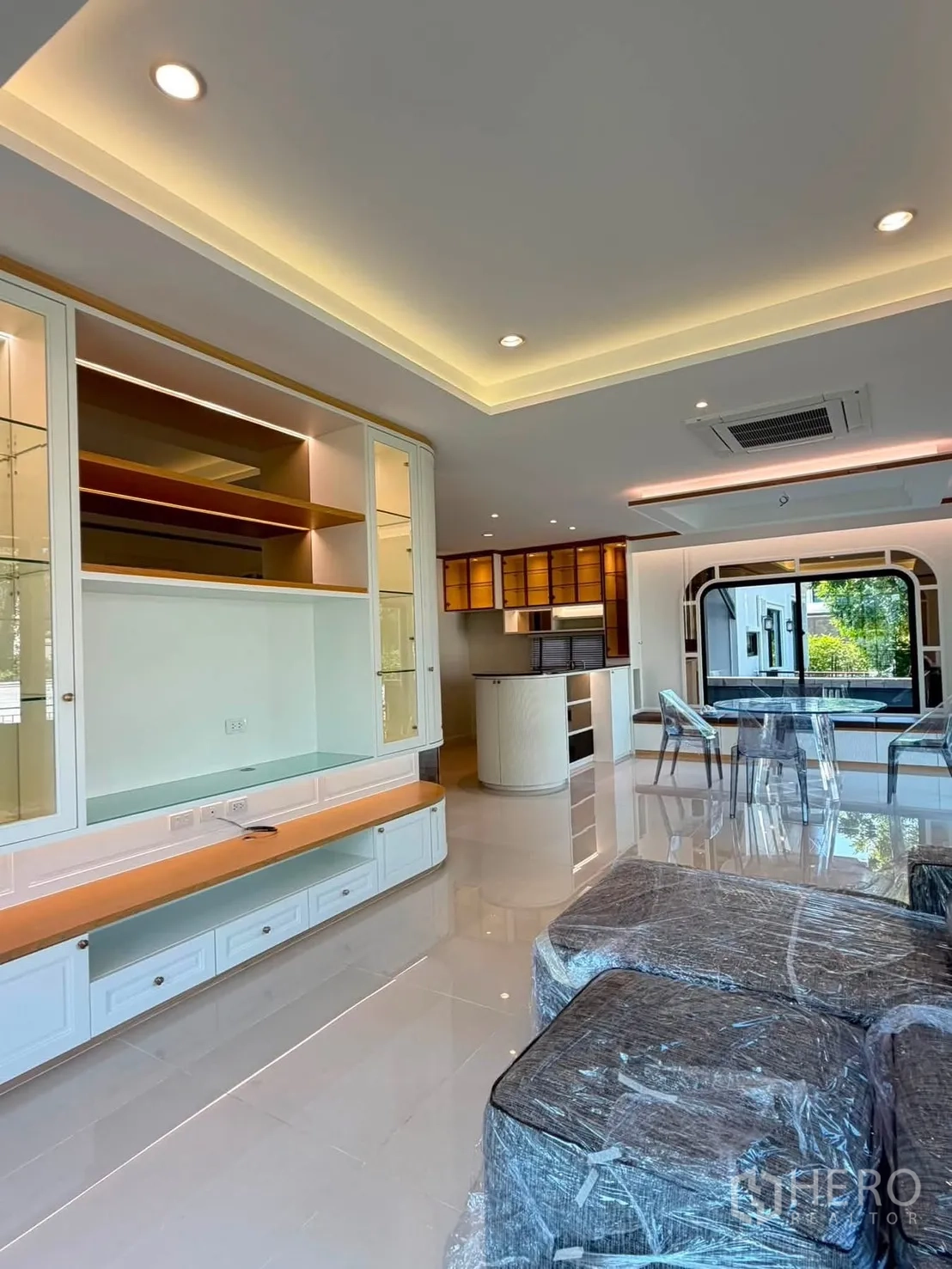 บ้านเดี่ยว for rent or sale in Prawet, Bangkok - ห้องนั่งเล่นกว้าง ตู้บิลท์อินติดผนังและไฟหลืบ