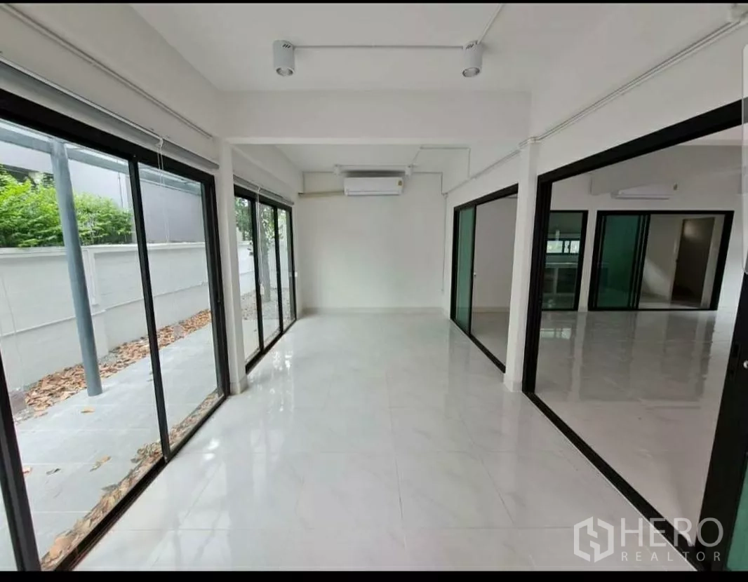 带办公室的家 出租在Lat Phrao, Bangkok - 灵活办公房，双向推拉门与临园窗景。