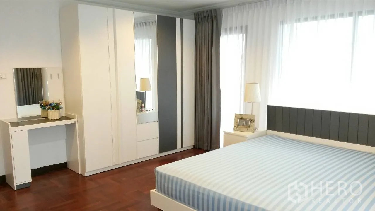 คอนโด ให้เช่าหรือขายในWatthana, Bangkok - ห้องนอนกว้างพร้อมตู้เสื้อผ้า โต๊ะเครื่องแป้ง และพื้นไม้ปาร์เกต์