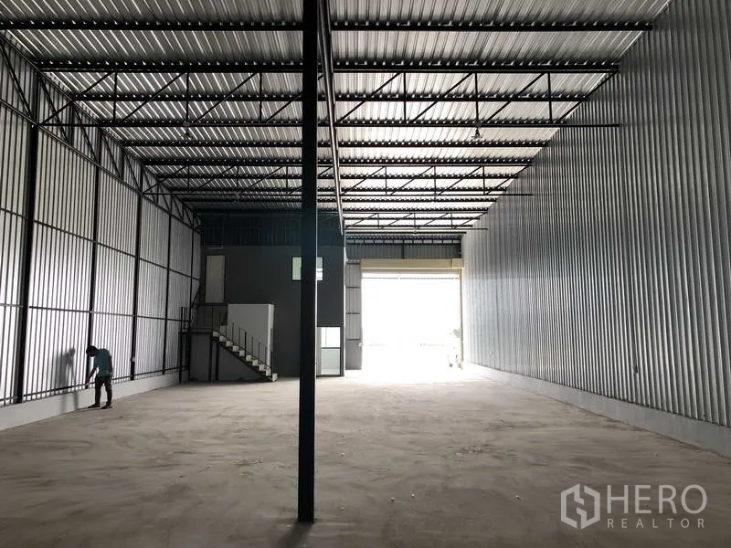 货栈 出租在Khlong Luang, Pathum Thani - 深进式仓库通道，高采光屋顶，通往办公室的楼梯与卷帘门