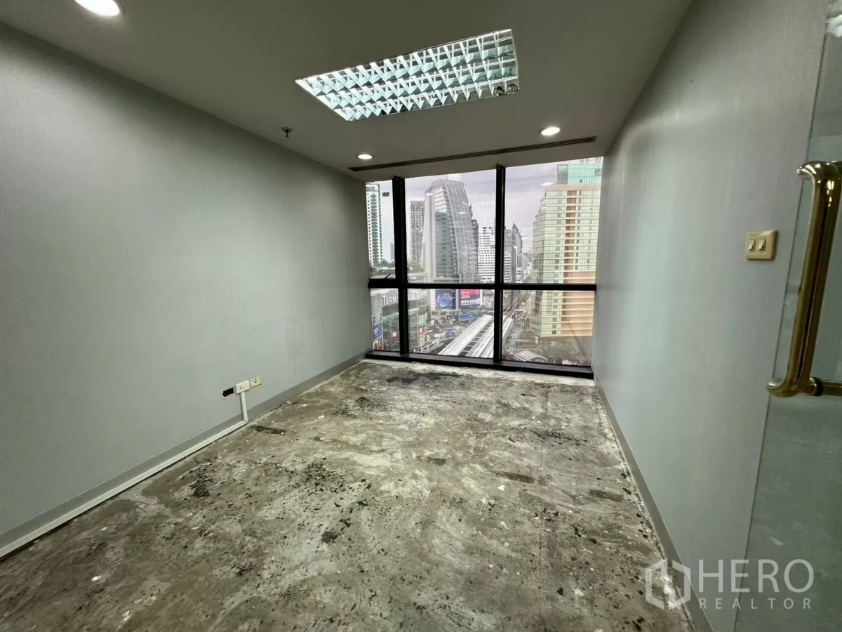 办公空间 出租在Khlong Toei, Bangkok - 紧凑办公室，窗外可见素坤逸道路与BTS轨道靠近Asok。
