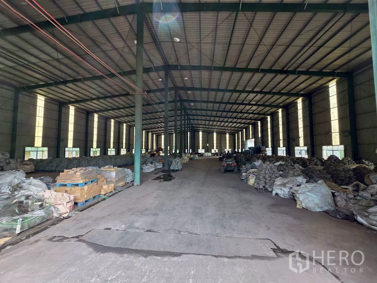 โรงงาน ให้เช่าในMueang Samut Sakhon, Samut Sakhon - ภายในโรงงานเพดานสูง เสาเหล็กพร้อมช่องแสง หลังคา และพื้นที่จัดเก็บสินค้าบนพื้นคอนกรีต