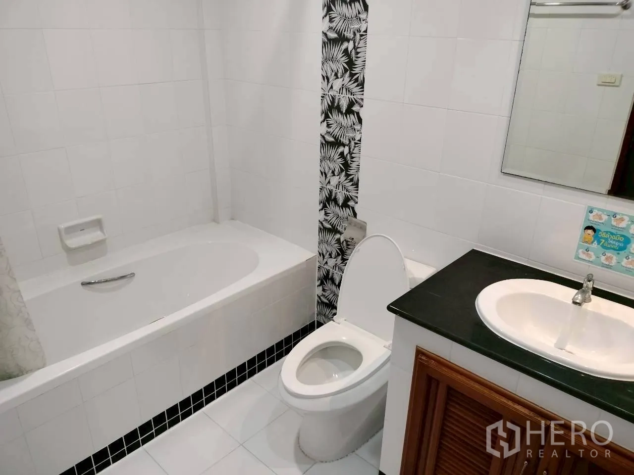 家庭办公室 for rent in Watthana, Bangkok - 浴室配浴缸、座厕、盥洗台与装饰瓷砖。