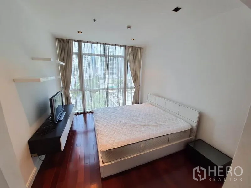 คอนโด ให้เช่าในPathum Wan, Bangkok - ห้องนอนพร้อมเตียงใหญ่ ชั้นวางทีวี และหน้าต่างกระจกเต็มความสูงมองเห็นวิวเมือง