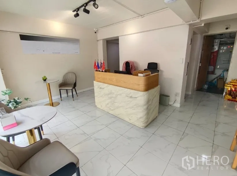 店屋 for rent in Watthana, Bangkok - 明亮接待区配大理石质感前台、瓷砖地面与等候座椅。
