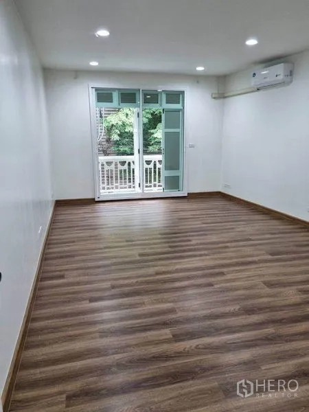 店屋 出租在Bang Rak, Bangkok - 卧室铺复合地板，推拉玻璃门通向小阳台，配空调。