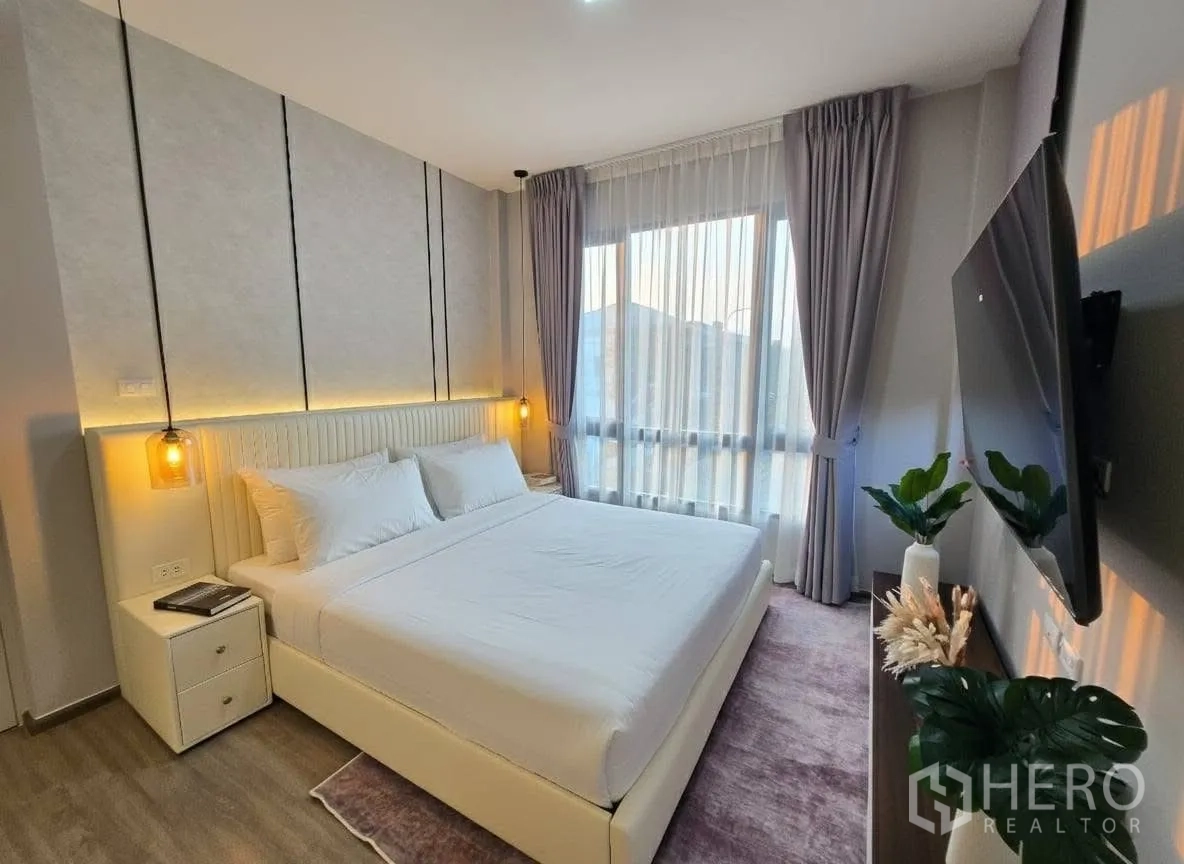บ้าน for rent or sale in Bang Phli, Samut Prakan - อีกมุมของห้องนอนใหญ่ เตียงคิง ทีวีจอใหญ่ และผ้าม่านโปร่งรับแสงธรรมชาติ