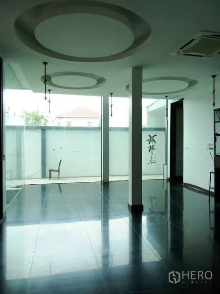 独立式住宅 出售在Lat Phrao, Bangkok - 极简房间，亮面地砖、立柱与磨砂玻璃墙。