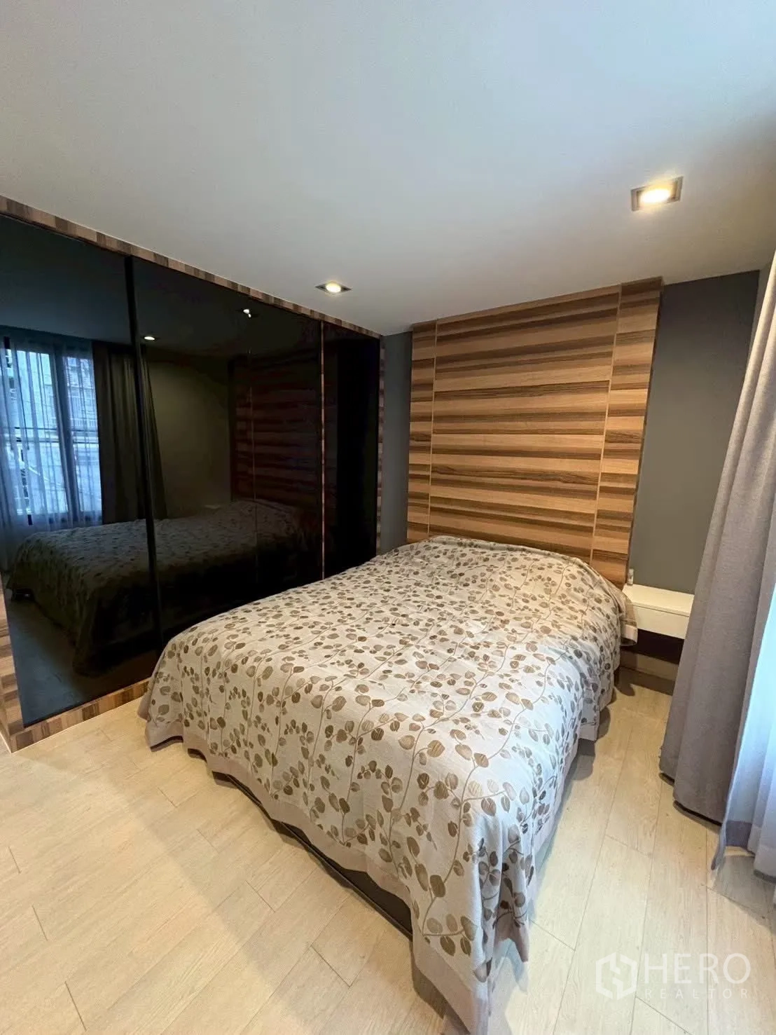 ทาวน์เฮาส์ for rent in Pathum Wan, Bangkok - ห้องนอนขนาดกะทัดรัด เตียงผ้าคลุมลายใบไม้ ตู้บานกระจก และหน้าต่าง.
