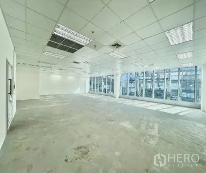 办公空间 出租在Khlong Toei, Bangkok - 采光充足的转角办公室，三面玻璃与通透开间。