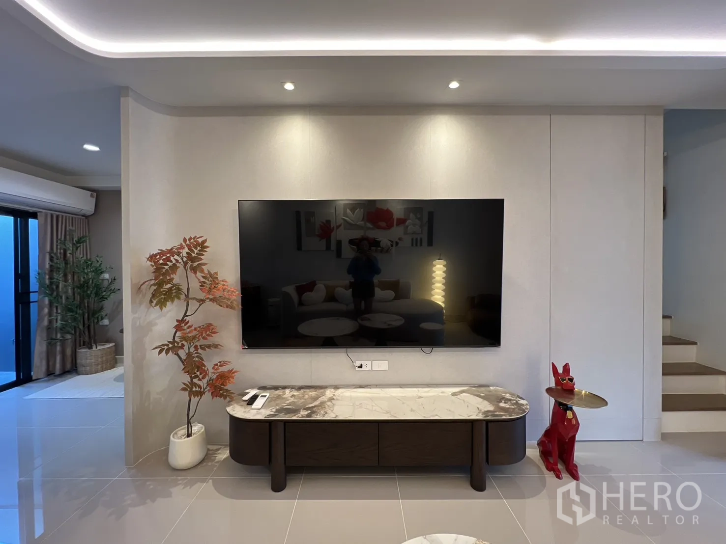 ทาวน์เฮาส์ for rent in Bang Phli, Samut Prakan - ผนังทีวีติดตั้งจอพร้อมตู้วางทีวีลายหินอ่อน ไฟดาวน์ไลท์ และบันไดข้างห้อง