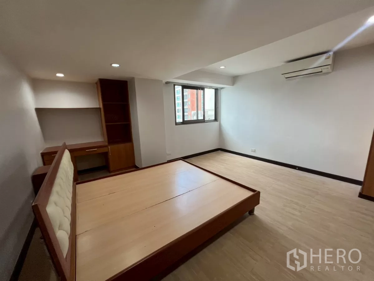 คอนโด ให้เช่าในWatthana, Bangkok - ห้องนอนมีโต๊ะทำงานบิลท์อิน ชั้นวาง และโครงเตียงไม้ใต้หน้าต่าง
