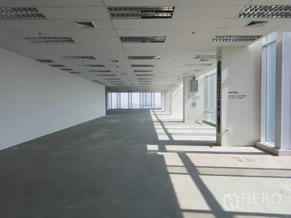 办公空间 出租 - 宽敞未配家具的楼层，自然光透过全高玻璃充盈室内。