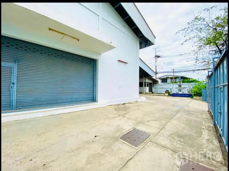 工厂 出租在Sam Phran, Nakhon Pathom - 外立面带卷帘装卸门与侧向通道。