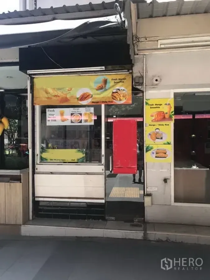 零售空间 出租在Watthana, Bangkok - 临街小型店面，带菜单海报与可上卷的外卖窗口。