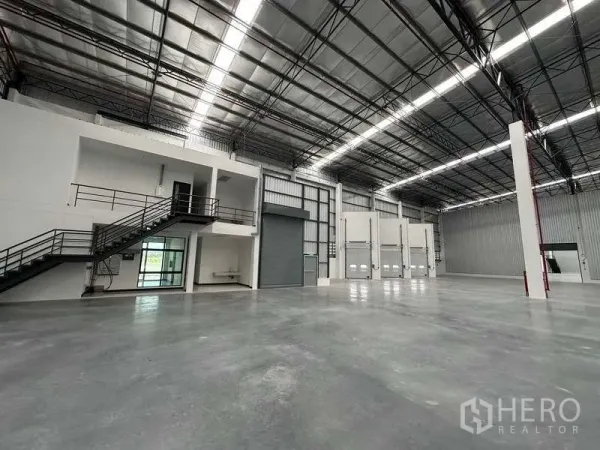 Warehouse for rent in Bang Phli, Samut Prakan - Interior with multiple loading docks, roller doors and bright LED lighting.