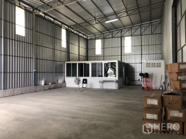 仓库 for rent in Wang Thonglang, Bangkok - 开阔仓储空间，高屋顶、混凝土地面与内部办公室模块。