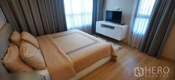 คอนโด ให้เช่าในWatthana, Bangkok - ห้องนอนสว่างพร้อมเตียงควีน ตู้วางทีวี และหน้าต่างบานใหญ่พร้อมผ้าม่าน พื้นไม้