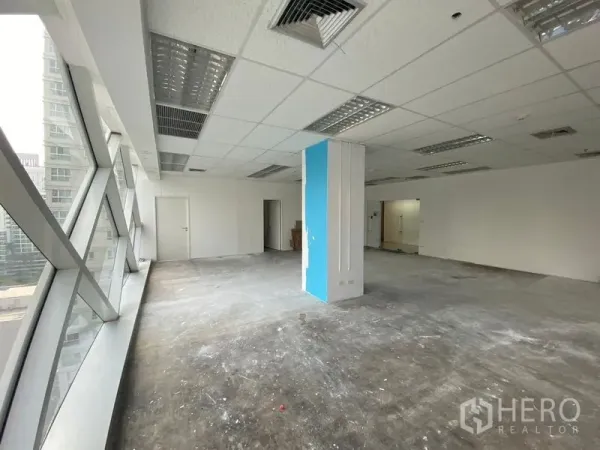 办公空间 出租在Phra Khanong, Bangkok - 105㎡未配家具的办公楼层，吊顶照明、中央空调出风口与角柱。