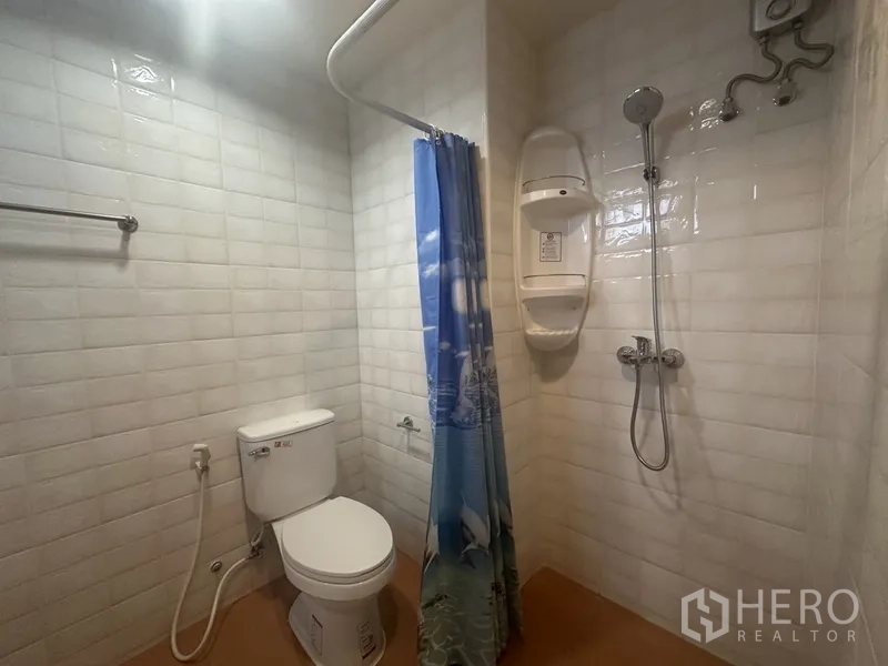 公寓 出售在Watthana, Bangkok - 瓷砖卫浴，步入式淋浴、马桶与蓝色浴帘